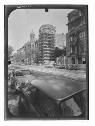 Berlin-Mitte, Oranienburger Straße 28/30. Neue Synagoge (1859-1866, E. Knoblauch). Blick über die Oranienburger Straße während des Wiederaufbaus