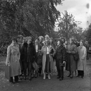 Amtsgericht: Königstraße: Mitarbeiter: Außenaufnahme Gruppenfoto: Sekretärinnen und Mitarbeiterinnen