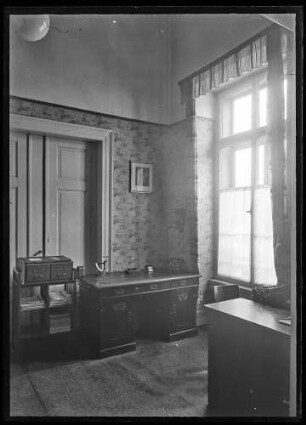 Büro mit zwei Telefonen, Briefwaage, Schreibtisch u.a. (Kreisleitung NSDAP, heute: Eichelgasse 56 B-W Bank)