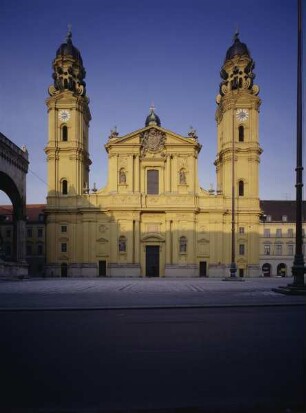 Theatiner-Hofkirche & Katholische Kirche Sankt Kajetan — Ostfassade