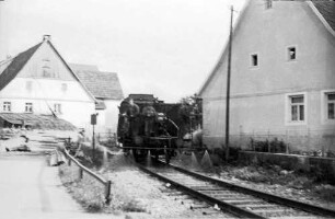 Spritzzug mit Lok 141, Gauselfingen, albtypische spitzgiebelige Bauernhäuser, altes Bahngeländer