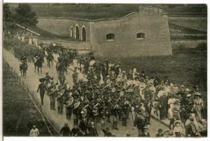 Theresienstadt. Einmarsch des Regiments 42 : Theresienstadt. Einmarsch von der Übung des Regiments 42 am Leitmeritzer Tor, voran eine Blaskapelle mit flankierenden Zuschauern