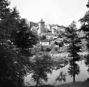 Elbogen (Loket/Tschechische Republik). Blick über den Fluss Eger zur Stadt