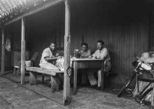 Fazenda Boa Esperança : AUf der hinteren Veranda des Wohnhauses der Fazenda Boa Esperança haben sich der Fahrer, Beifahrer und der Koch der Reisegesellschaft (von Konrad Voppel ?) versammelt.