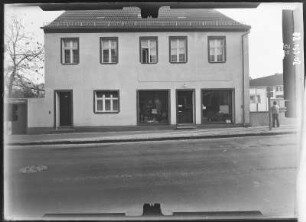 Lieberose, Cottbuser Straße 34. Wohnhaus mit Laden. Straßenfront
