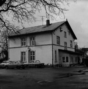 Jugendfreizeitstätte: Am Bürgerpark: links davor parkende Pkws: hinten Gebäude