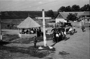 Hancesti: Brunnen und Kreuz, mit rumänischen Soldaten