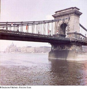 Blick von der Budaer Seite auf die Szechenyi Brücke über die Donau. Silhouette von Pest mit Parlamentsgebäude im Hintergrund