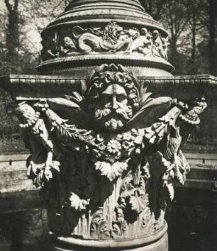 Potsdam. Park von Sanssouci. Reliefdarstellungen an der Fontäne bei der historischen Windmühle