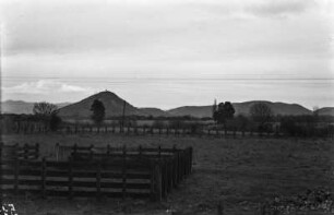 Südlich von Temuco : Blick auf einen Viehpferch und die Inselberge im Hintergrund.