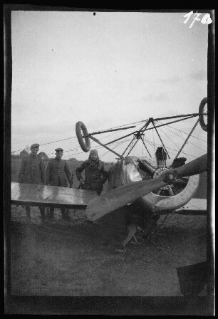Thines (Provinz Wallonisch-Brabant, Belgien): 3 Soldaten und der Pilot neben einem auf dem Kopf liegenden Propellerflugzeug ("Notlandung eines deutschen Fliegers bei Thines")
