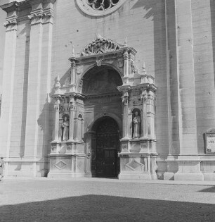 Portal mit der Verkündigung und Statuen der Heiligen Peter Canisius und Philippus Neri