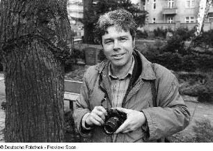 Der Fotograf Christian Borchert am Grabmal für den Komponisten Ferruccio Busoni
