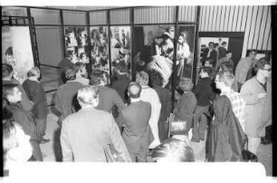 Kleinbildnegativ: Vietnam-Ausstellung in der TU, 1969