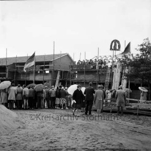 Am Exerzierplatz: Mittelschule (Gemeinschaftsschule) Harksheide: Gäste vor dem Rohbau
