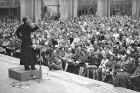 Auftritt des Jesuitenpaters Johannes Leppich in der Schwarzwaldhalle. 