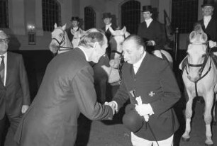 Verleihung des "Deutschen Reiterkreuzes in Gold" an den Inhaber und Gründer des Reitinstituts von Neindorff Egon von Neindorff