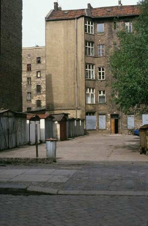 DDR. Berlin-Mitte. Garagenhof in gründerzeitlicher Bebauung