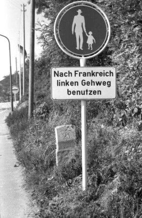 Sasbach: Schild, "Fußgänger nach Frankreich linken Fußweg benutzen"