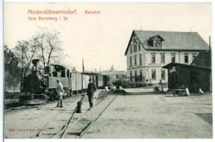 Niederdittmannsdorf. Bahnhof mit Personenzug