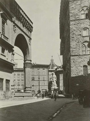 Florenz. Loggia dei Lanzi (links) und Palazzo Vecchio (rechts)
