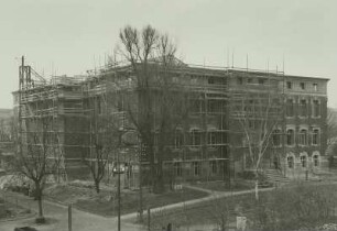 Dresden. Technische Hochschule (heute Görges-Bau). Gesamtansicht (Nord- und Ostseite), während Wiederaufbau