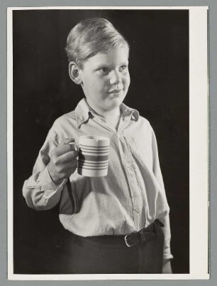 Portrait eines Jungen in Hemd mit Tasse