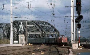 Köln Hohenzollernbrücke Lok 211 230