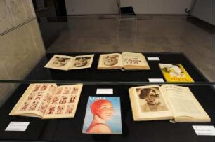 Ausstellung "Zeitgeist im Oktavformat. Illustrierte Magazine der 20er Jahre". 14.09.2013-19.11.2913. Vitrine "UHU"