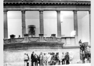 Besucher im Saal der römischen Architektur im Pergamonmuseum