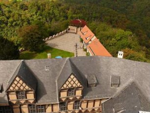 Blick vom Bergfried auf Aussenbastion und Giebel im Innenhof, Burg Falkenstein