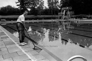 Freibad: Schwimmmeister Michael Seehase reinigt das Becken