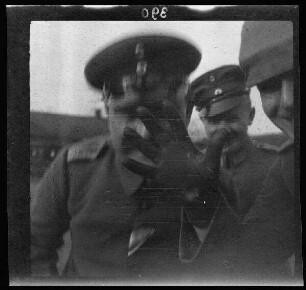 Fresnes-les-Montauban (Dep. Pas-de-Calais, Frankreich): Leutnant Kreittmayr, Feld-Unterarzt Heyde und Leutnant Fürster ("Spaßbild")
