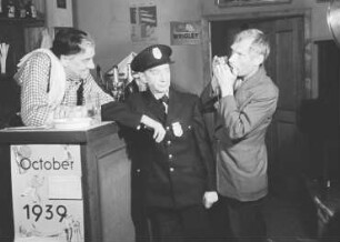 Szenenbilder aus dem Stück "Ein Leben lang" von William Saroyan im Schlossparktheater Berlin-Steglitz