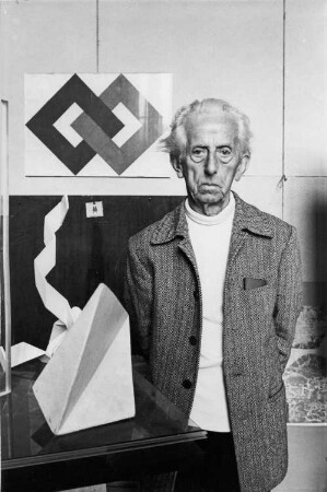 Der Maler Herman Glöckner in seinem Atelier