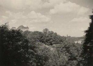 Meißen-Siebeneichen, Schloß. Blick vom großen Rondell im Park, im Hintergrund Elbtal und Albrechtsburg Meißen