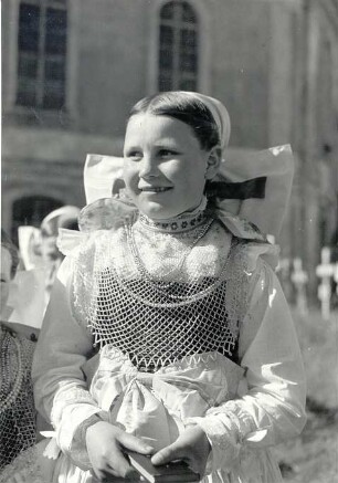 Brautjungfer aus Crostwitz : Kleidung - katholische Tracht. Ort: Chrósćicy / Crostwitz. Brautjungfer (družka). Fronleichnam 1936.