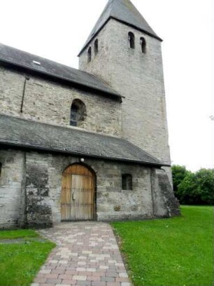 Heringhausen-(Evangelische Kirche) - Kirchturm mit Langhaus (Obergadenfenster) und Seitenschiff Nord von Nordnordosten über Kirchhof