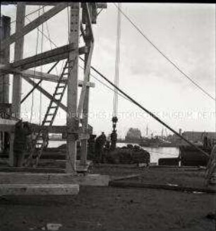 Bauarbeiter auf einer Baustelle zur Errichtung eines Großbunkers für deutsche U-Boote in einem Hafen an der französischen Atlantikküste