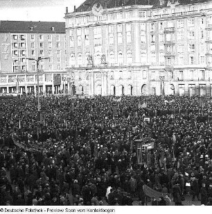 Dresden-Altstadt, Altmarkt, Gedenkkundgebung anläßlich des 22. Jahrestages der Zerstörung Dresdens. Tribünenplatz vor der Kreuzkirche (Ansprache durch Werner Krolikowski, 1. Sekretär der Bezirksleitung Dresden der SED)