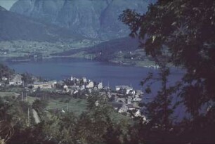 Reisefotos Norwegen. Teilansicht eines Ortes mit Kirche an einem Fjord