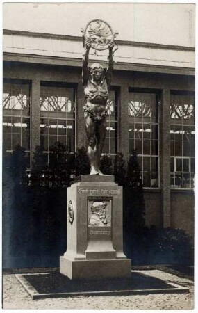 Gutenbergdenkmal von Bildhauer Adolf Lehnert [Weltausstellung für Buchgewerbe und Graphik, Leipzig 1914 : Offizielle Ansichtskarte]