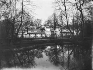 Zoologischer Garten Dresden : Dresden. Zoologischer Garten. Haus für Zebras, Kamele, Dromedare, Antilopen und Giraffen. Ansicht über den Weiher