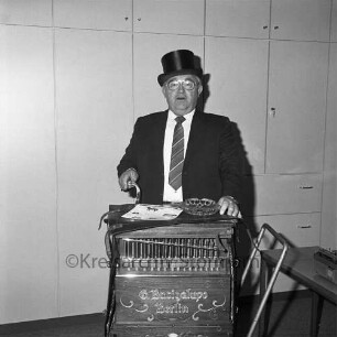Siek: Amtsgebäude: Tag der offenen Tür: Amtsvorsteher Karl Fach an einer Drehorgel