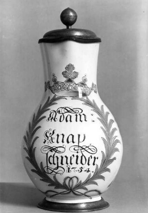 Birnkrug: Namenzug. Zinnmontierung