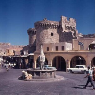 Rhodos (Stadt). Hafentor, Hafentor, spätes 15. Jh., über der Altstadt. E70