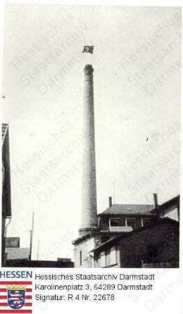 Nieder-Wöllstadt, 1932 Juni 10 vor / Hakenkreuzfahne auf dem Schornstein der Molkerei als Zeichen der 'Machtergreifung' (nachts durch SA-Mann und Dachdecker Edmund Behac, gen. 'die Krabbel' aufgehängt, vermutlich am 8. Juni 1932)
