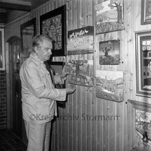 Rade: Museum Rade im Naturpark Oberalster: Ausstellung "Damenwahl" von Laienmalerinnen: vorn links Rolf Italiaander vor Wand mit Gemälden