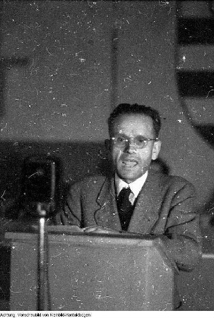 Arno Wend, Vorsitzender der Dresdner SPD, als Redner auf dem Gründungskongress der "Dresdner Volkssolidarität" am 27. September 1945. Dresden-Pieschen, Goehlewerk (1947-1962 Sachsenverlag), Riesaer Straße 32