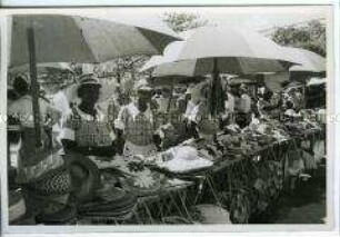Verkauf von Hüten auf einem Markt in Nassau